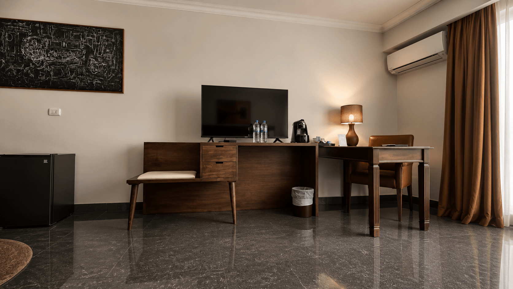 Zona de trabajo con escritorio de madera en una habitación de KC Hotel San José