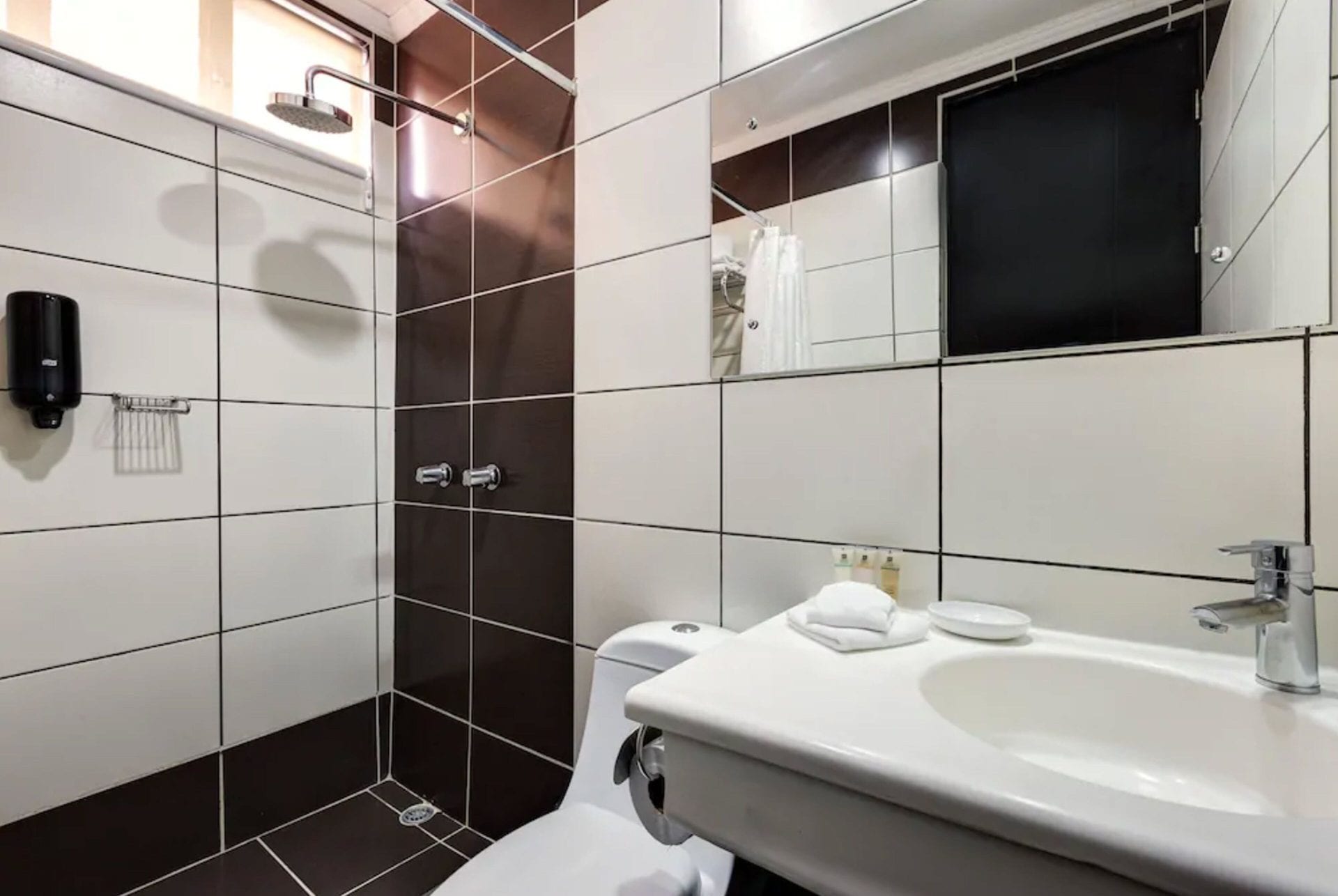 Baño de la Estándar King con ducha de lluvia, lavamanos y artículos de aseo