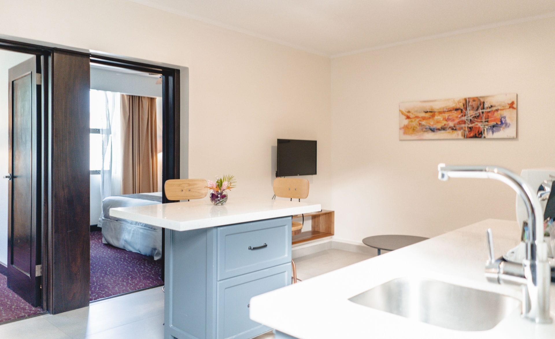 Cocineta con fregadero y barra del Apartamento Familiar, junto al dormitorio separado