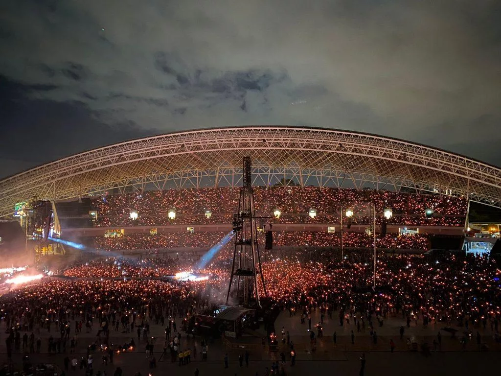 Vista aérea nocturna del Estadio Nacional de Costa Rica lleno durante un concierto, en La Sabana